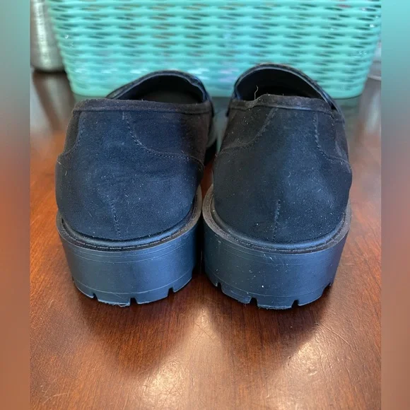 Diba Women's Black Round Toe Tassel shoes. Faux Suede/Leather - Picture 6 of 8